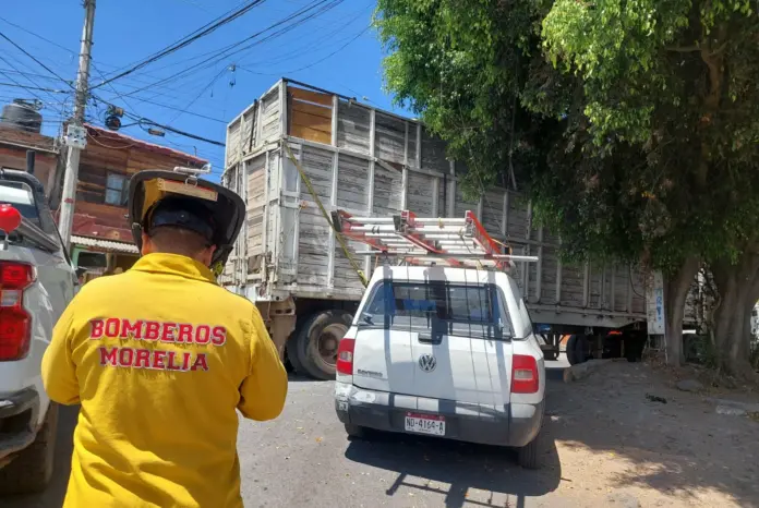 Camión arranca cables y deja sin luz a Colinas del Sur