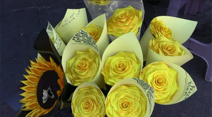 Flores amarillas: entre el detalle simbólico y la presión social en primavera