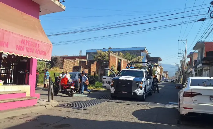 Mujer herida deja choque de patrulla y auto en Uruapan