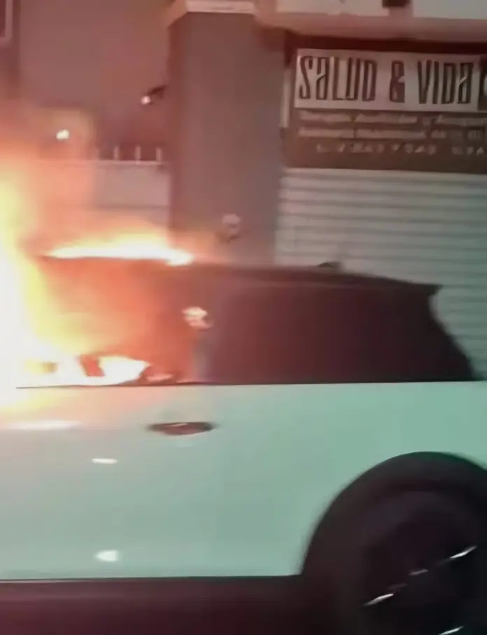 Se quema un auto en la colonia Erendira, al oriente de Morelia