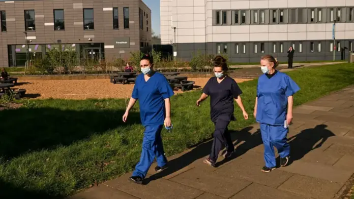 Fallecen dos estudiantes por meningitis en Reino Unido, se esperan más casos