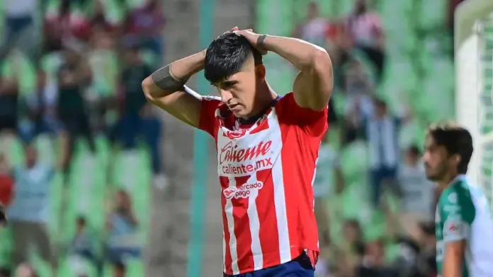 Alan Pulido rescinde contrato con Chivas