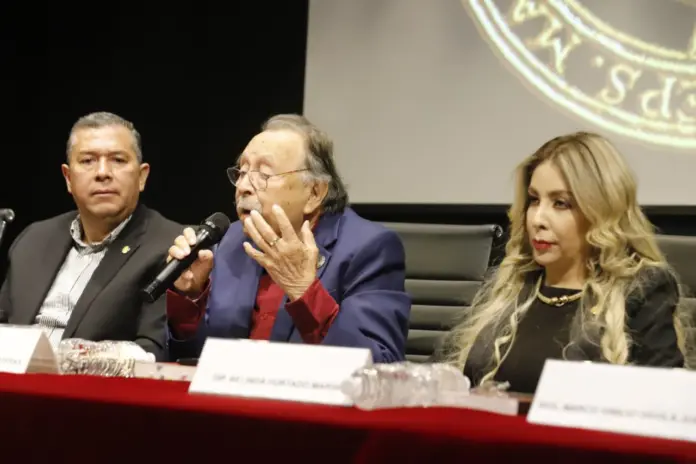 Juan Carlos Barragán reconoce al camarada Arturo Martínez Nateras