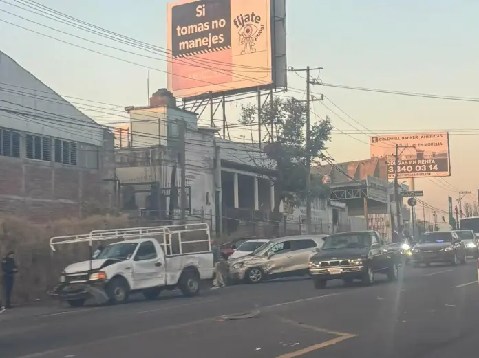 Carambola de autos se genera en la salida a Charo, al Oriente de Morelia