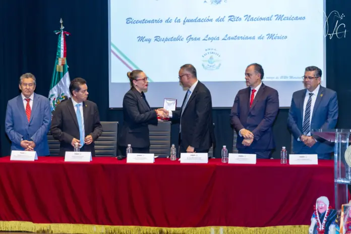 La autonomía universitaria es la condición para que la UMSNH pueda cumplir su función, afirma Yarabí Ávila al recibir la Medalla al Mérito Ciudadano