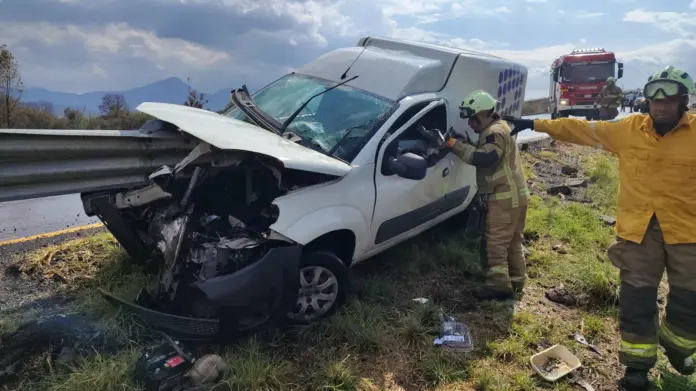 Camioneta se accidenta en la carretera Morelia-Pátzcuaro