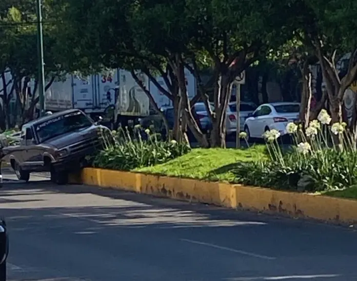 Camioneta termina en el camellón del Boulevard Arriaga Rivera
