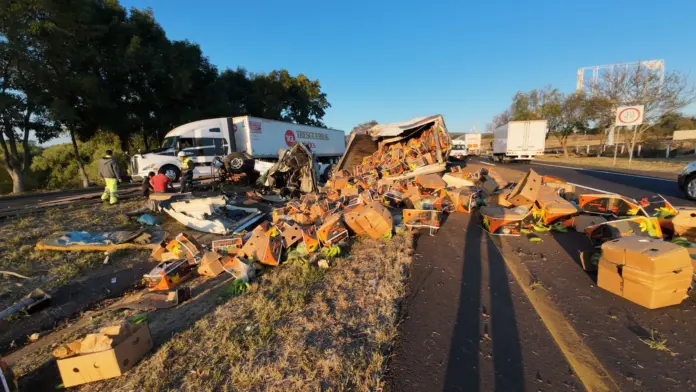 Chocan 3 tráileres en la autopista de Occidente México-Guadalajara