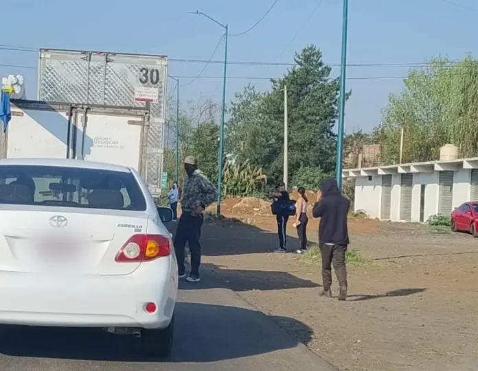 Normalistas retienen un camión en Tiripetío
