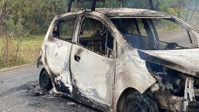 Normalistas queman tres vehículos en Tiripetío