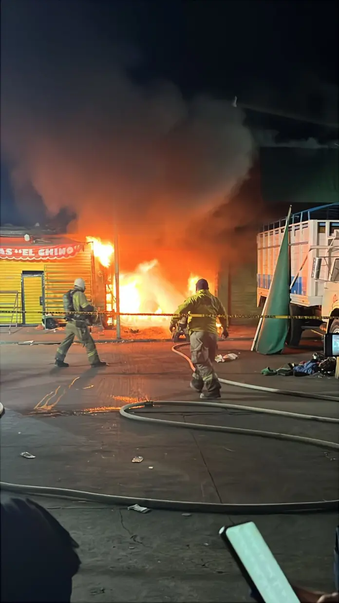 Arde local de máquinas tragamonedas en la Central de Abastos de Morelia
