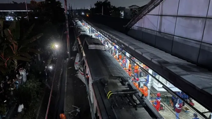 #Video: Chocan dos trenes en Indonesia; hay tres muertos