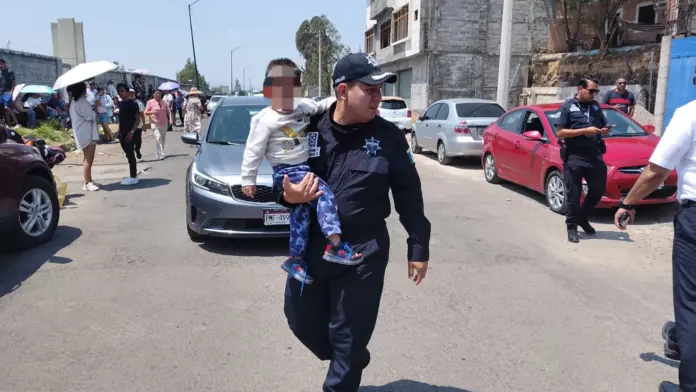 Niño abandonado en un auto es rescatado por agentes viales de la SSP