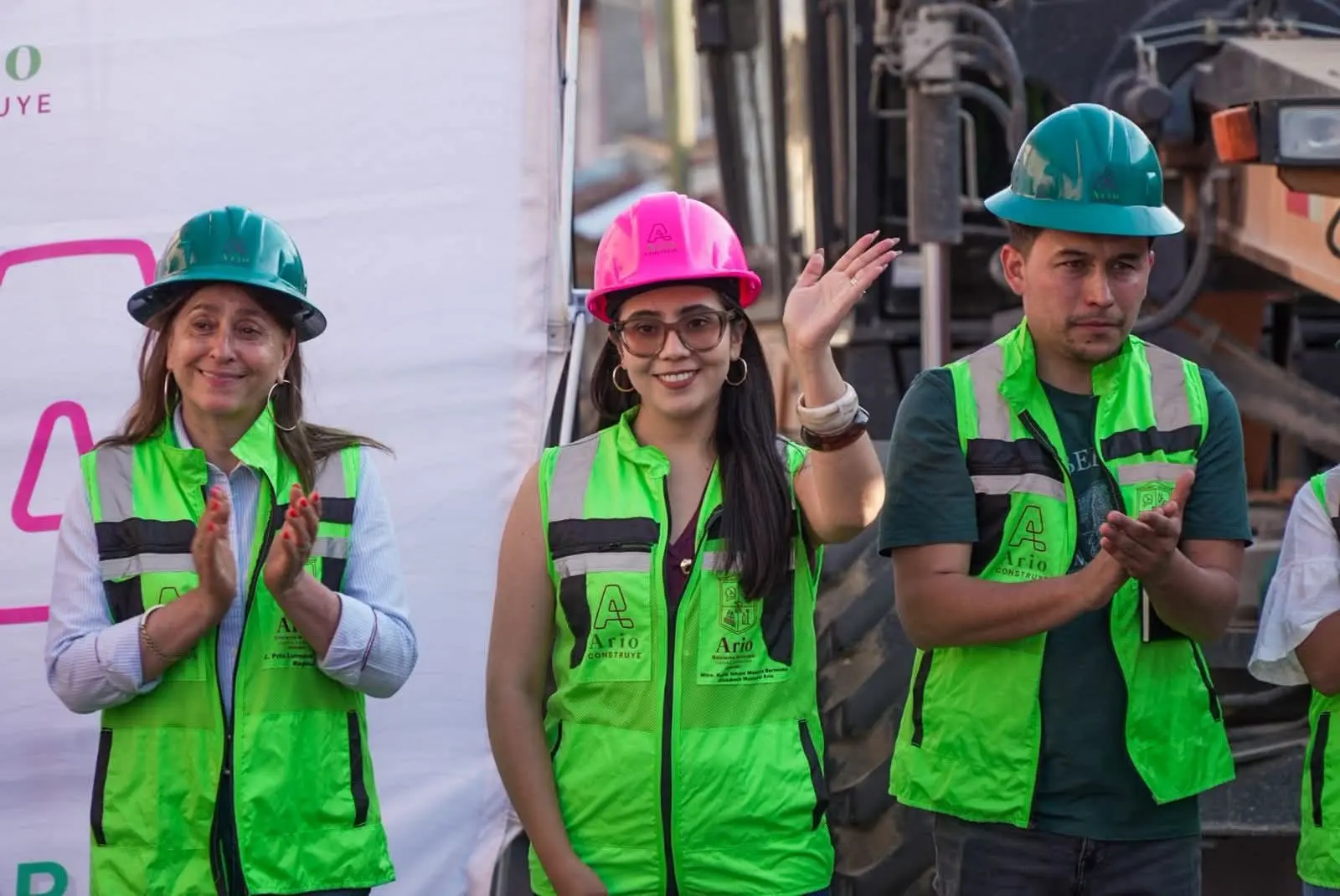 YOHANA MENDOZA, PRESIDENTA DE ARIO, ARRANCA PRIMERA ETAPA DE LA OBRA EN LA CALLE VICTORIA YOHANA MENDOZA, PRESIDENTA DE ARIO, ARRANCA PRIMERA ETAPA DE LA OBRA EN LA CALLE VICTORIA
