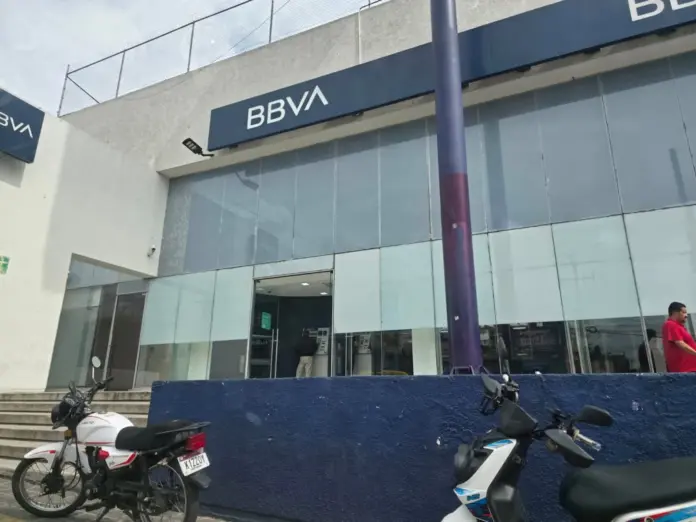 Asaltan a mujer dentro de banco en Morelia; le roban 300 mil pesos