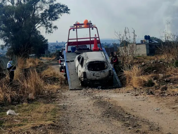 Hallan auto calcinado en las cercanías de la colonia Torreón Nuevo, al norte de Morelia