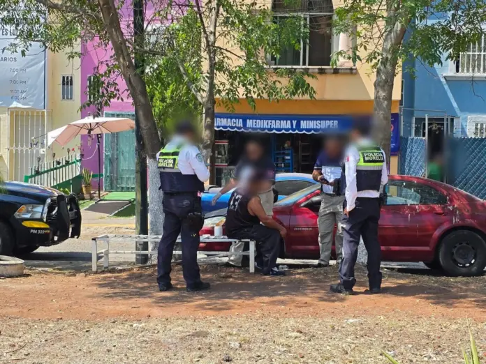 Paramédicos de Rescate y Policía Morelia auxilian a un herido en riña