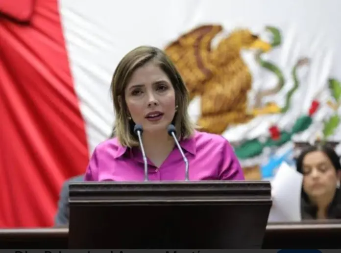 Luisa Arroyo reconoce a madres buscadoras durante festejo en el Congreso