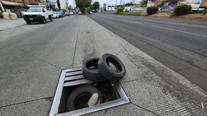 Alcantarilla colapsada en avenida Madero pone en riesgo a automovilistas y motociclistas