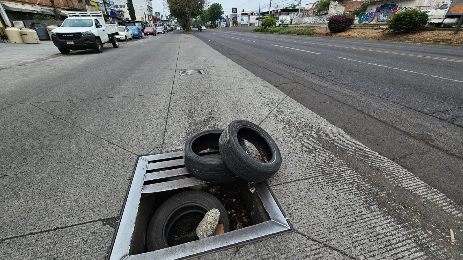 Alcantarilla colapsada en avenida Madero pone en riesgo a automovilistas y motociclistas Alcantarilla colapsada en avenida Madero pone en riesgo a automovilistas y motociclistas