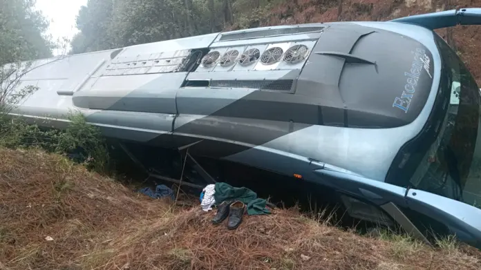 Volcadura de autobús deja seis pasajeros lesionados en la Zinapécuaro-Hidalgo