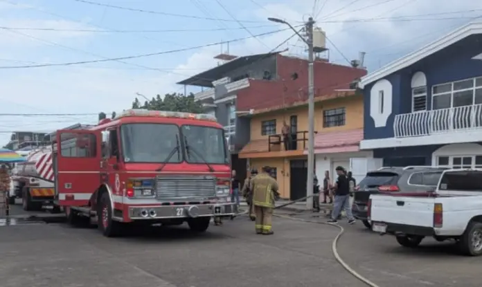 Se quema vivienda en la Revolución de Uruapan