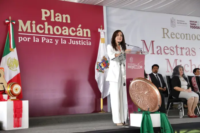 Celebra Gaby Molina a profesores michoacanos en su día