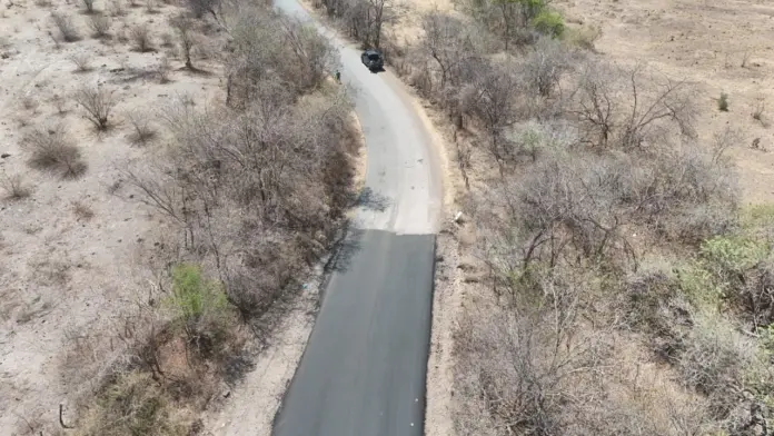 Pablo Varona supervisa la rehabilitación de la carretera federal hacia Santa María y Baztan