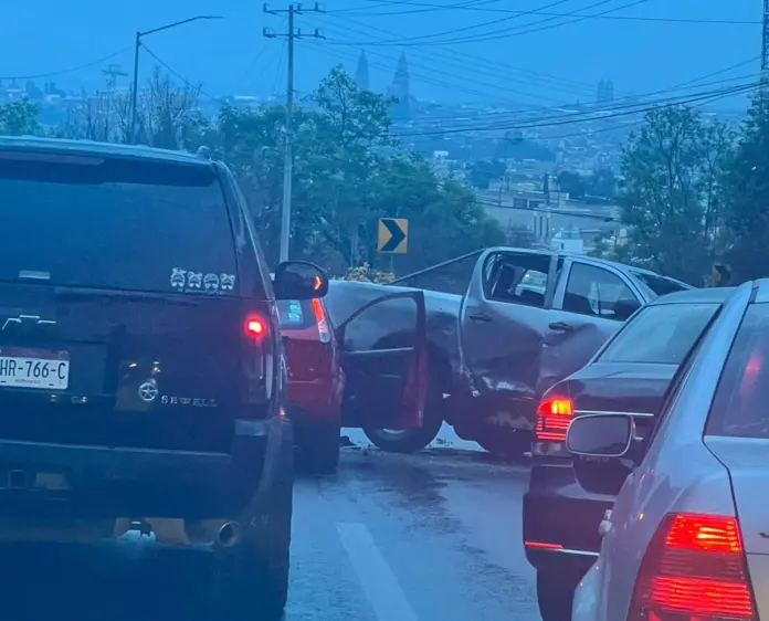 Choque de autos sobre el libramiento sur de Morelia