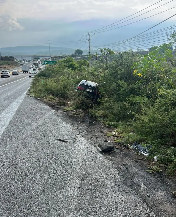 Jetta se sale de la carretera Morelia-Salamanca