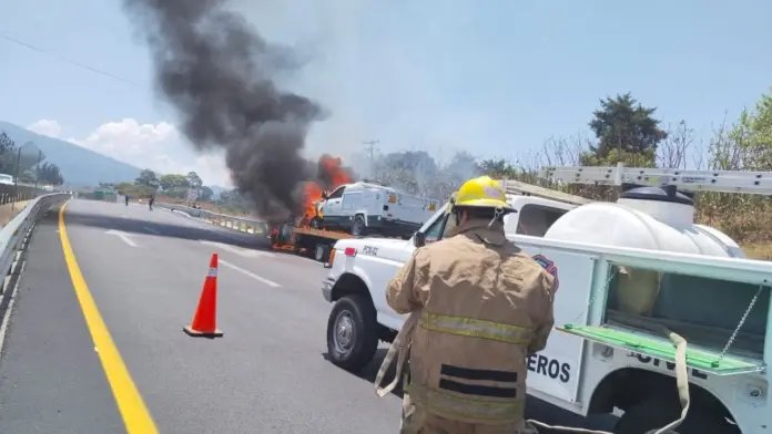 Grúa y camioneta terminan calcinadas en la Siglo XXI