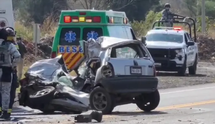 Autobús destruye un Chevy en Zamora y deja un muerto y cuatro heridos