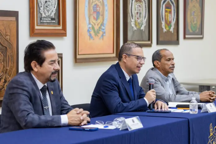 * La Universidad Michoacana recibió la visita de representantes del Comité Mexicano de Acreditación de la Educación Agronómica A.C. (COMEAA). Morelia, Michoacán, a 27 de mayo de 2026.- La Universidad Michoacana de San Nicolás de Hidalgo inició formalmente con el proceso de reacreditación de la Licenciatura como Ingeniero Agrónomo, por parte del Comité Mexicano de Acreditación de la Educación Agronómica A.C. (COMEAA). Al declarar iniciados los trabajos de evaluación in situ de la carrera que ofrece la Facultad de Agrobiología “Presidente Juárez” ubicada en la ciudad de Uruapan, Rogelio Tovar Mendoza, par evaluador del COMEAA, indicó que el comienzo de este proceso de reacreditación demuestra el compromiso que tiene la facultad, la Universidad y el propio programa educativo con la calidad que ofrece a sus estudiantes. Manifestó la disposición del organismo para coadyuvar a que la educación agrícola sea una educación de excelencia y si hay lugar, hacer las recomendaciones que se consideren pertinentes, con la intención de que la carrera continúe mejorando y evolucionando, “porque en estos esquemas de evaluación la mejora continua es la premisa fundamental”, detalló.  Por su parte, el secretario Académico, Antonio Ramos Paz, explicó que serán dos días de revisión en los cuales entre otras actividades, los pares evaluadores tendrán pláticas con estudiantes, profesoras, profesores, empleadores, así como egresadas y egresados, además de recorrer las instalaciones de la dependencia para posteriormente emitir un dictamen, que se espera sea favorable y con ello obtener la segunda acreditación. “Este reconocimiento da la confianza a las y los alumnos que están estudiando en un programa pertinente y que sus egresados tienen cabida en el sector laboral, es una carta de presentación ante los empleadores de que egresan de una licenciatura de calidad”, reiteró. Precisó que la administración encabezada por la rectora Yarabí Ávila González ha tenido como encomienda principal que todos sus estudiantes tengan la oportunidad de cursar en un programa acreditado. Finalmente, reconoció el trabajo encabezado por el director de la Facultad de Agrobiología “Presidente Juárez”, Jesús Herrera Basurto y de su equipo de trabajo por todo el esfuerzo realizado para llegar a este momento, “un proceso de evaluación con fines de una segunda acreditación no es algo sencillo, ya que implica haber atendido todas las recomendaciones que se nos hicieron en un primer proceso de acreditación, pero estamos seguros que hay un cumplimiento y que vamos por una segunda acreditación”, sostuvo.