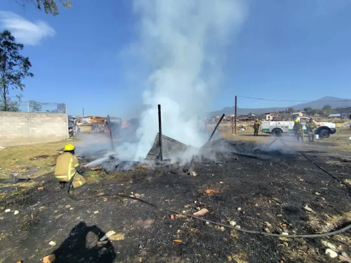 Arde choza de madera en la colonia irregular El Polvorín, Morelia