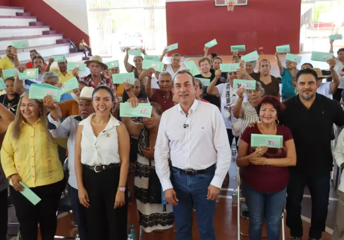 FANNY ARREOLA ENCABEZA ENTREGA DE 37 VISAS A ADULTOS MAYORES  