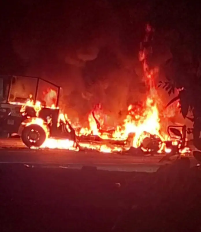 Bloqueo y quema de vehículos tras homicidio de autoridades comunales de Pomaro