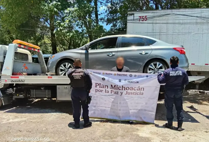GC detiene a hombre por posesión de un auto robado, en Zitácuaro