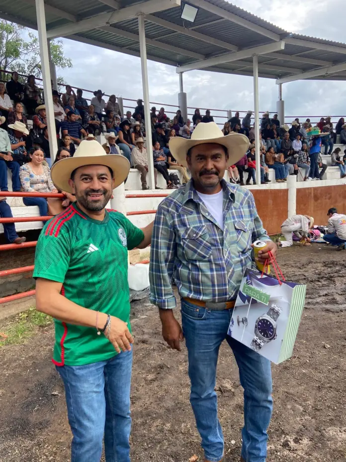 Huaniqueo celebra a los padres con jaripeo regional, regalos y convivencia familiar
