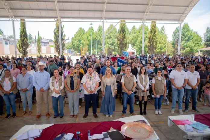 Dayana Pérez acompaña en la entrega de tarjetas del programa La Escuela es Nuestra en Salvador Escalante