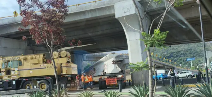 Tractocamión queda atorado en el Distribuidor Vial de Salida a Mil Cumbres
