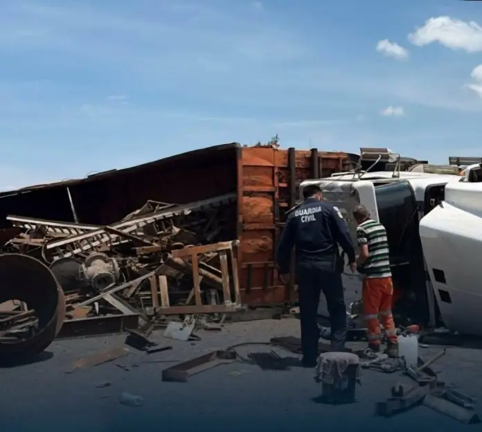 Tractocamión termina volcado en la Morelia-Salamanca
