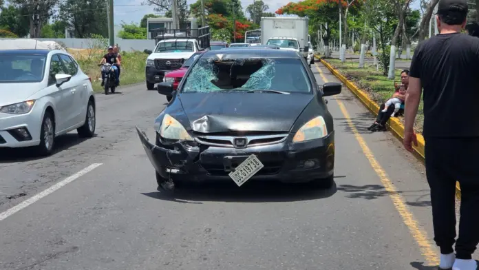 Auto embiste a ciclista que viajaba en sentido contrario