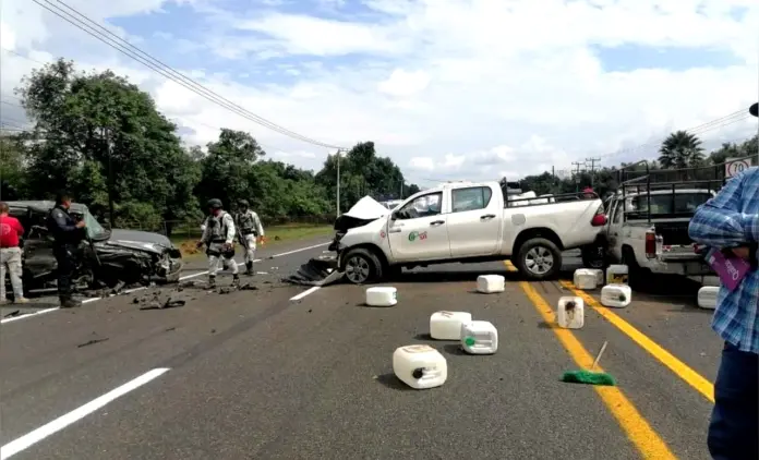 Dos heridos deja choque de camionetas, en la Uruapan-Paracho