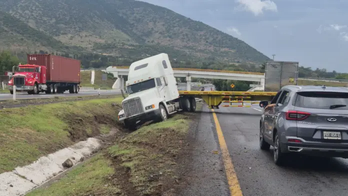 Chocan tráileres en la Autopista de Occidente
