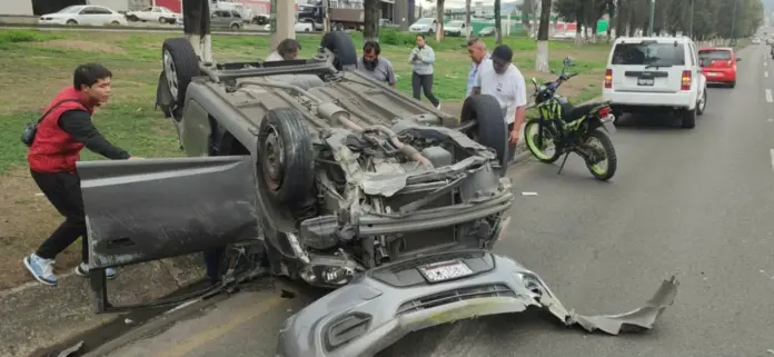 Vuelca auto en el libramiento norte de Morelia