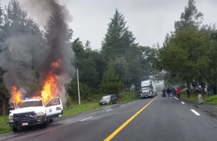 Comuneros le prenden fuego a una patrulla en la Uruapan-Paracho