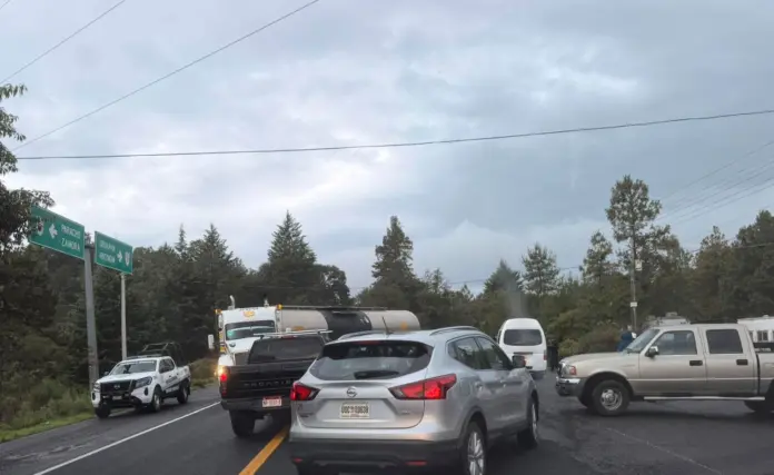 Comuneros bloquean la carretera Uruapan-Paracho