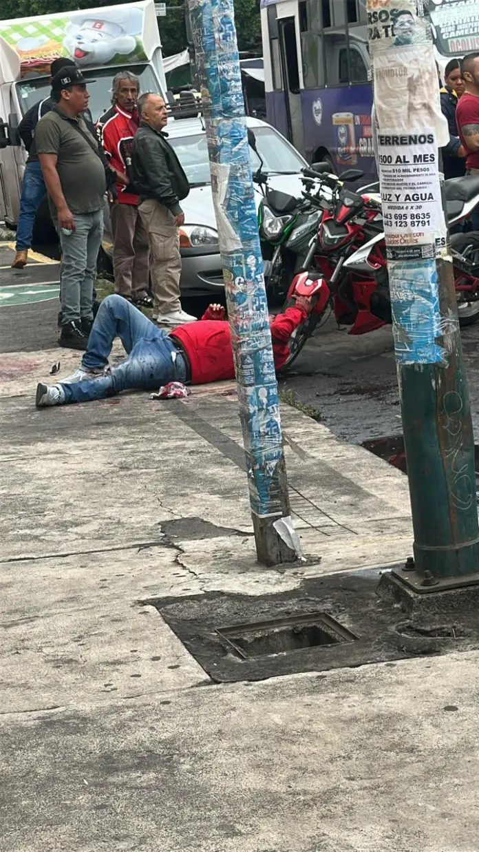 Golpean a presunto ladrón afuera del Mercado Indeoendencia, en Morelia