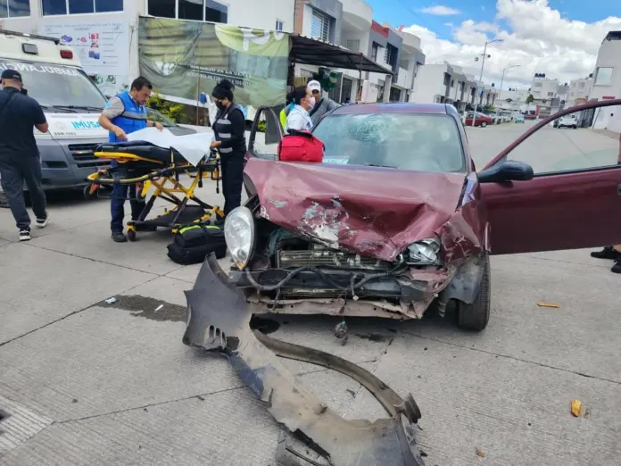 Una mujer herida deja choque de frente al poniente de Morelia