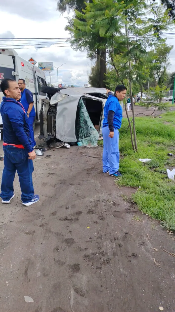 Se registra volcadura en la salida a Charo, no hay heridos